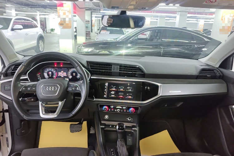 Audi Q3 2020 car image #10