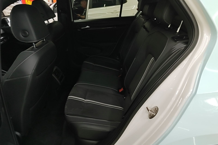 Volkswagen Golf 2024 car image #17