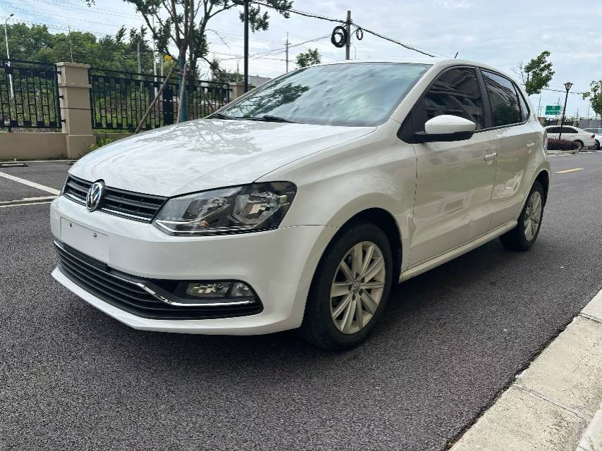 Volkswagen Polo 2015 car image 