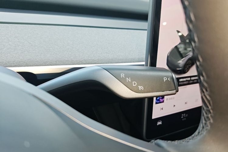 Tesla Model Y 2025 #18 Tesla Model Y 2025 immagine di auto #18