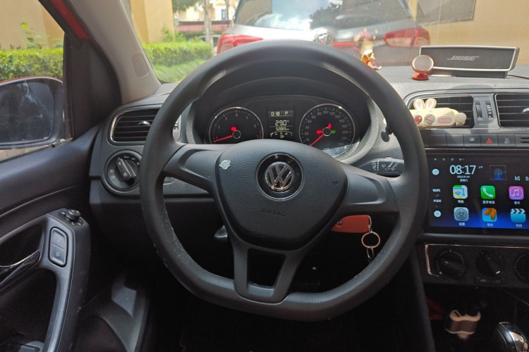 Volkswagen Polo 2015 car image #11