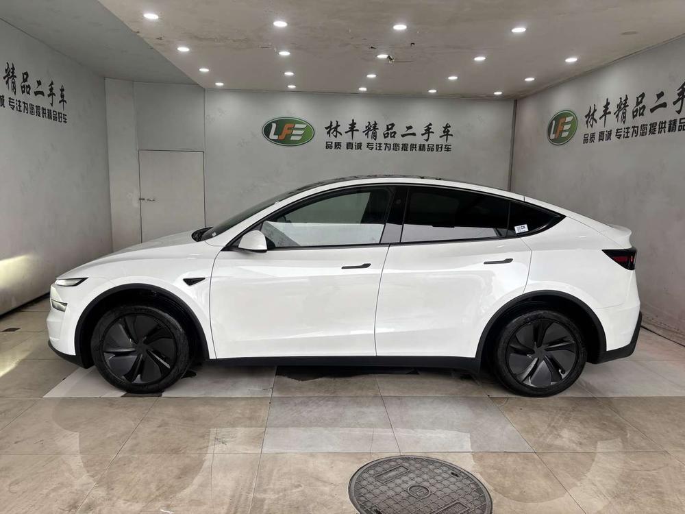Tesla Model Y 2026 #4 Tesla Model Y 2026 immagine di auto #4
