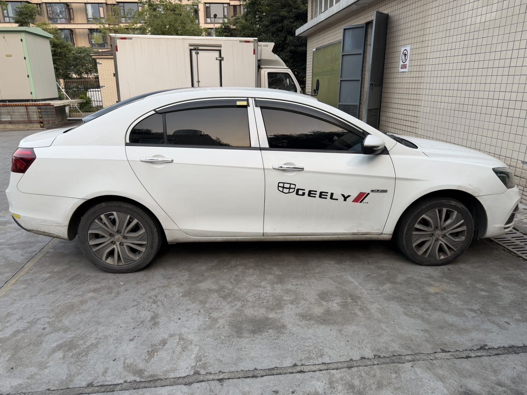GEELY Emgrand New Energy 2018 immagine di auto #3