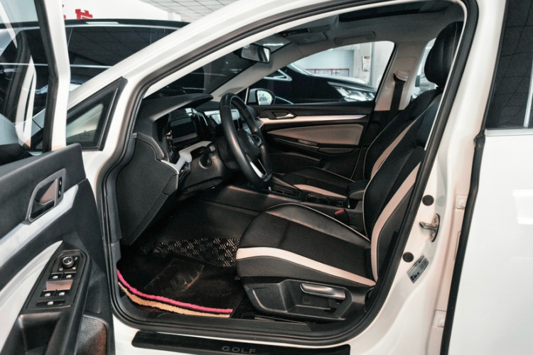 Volkswagen Golf 2023 car image #20
