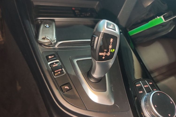 BMW 3 Series 2019 car image #14