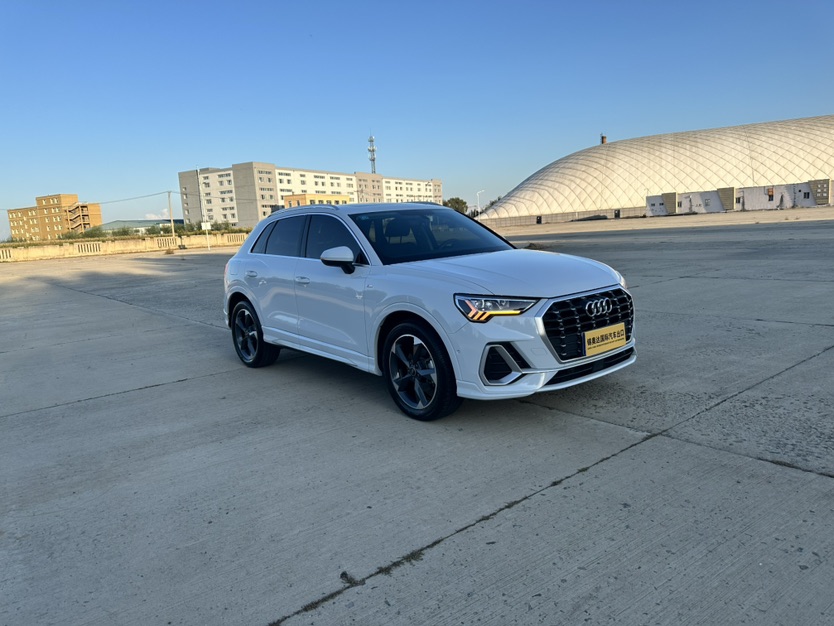 Audi Q3 2023 car image #3