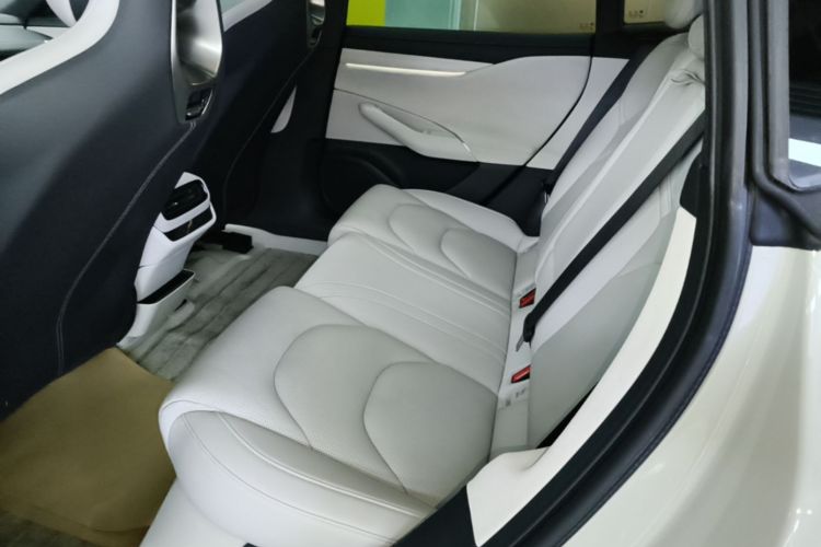 MI SU7 2025 immagine di auto #17