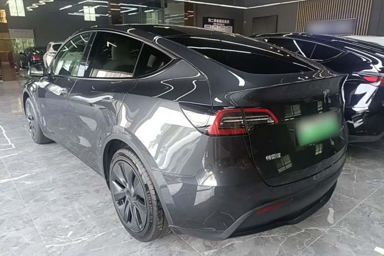 Tesla Model Y 2024 #5 Tesla Model Y 2024 car image #5