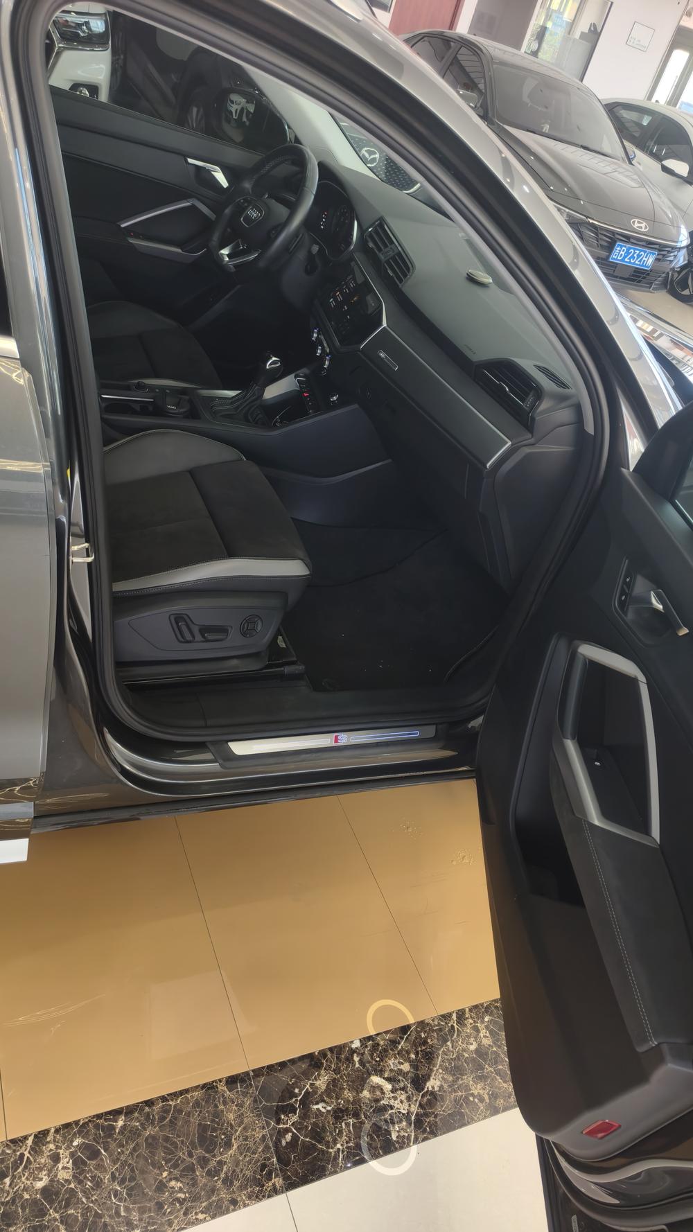 Audi Q3 2022 car image #9