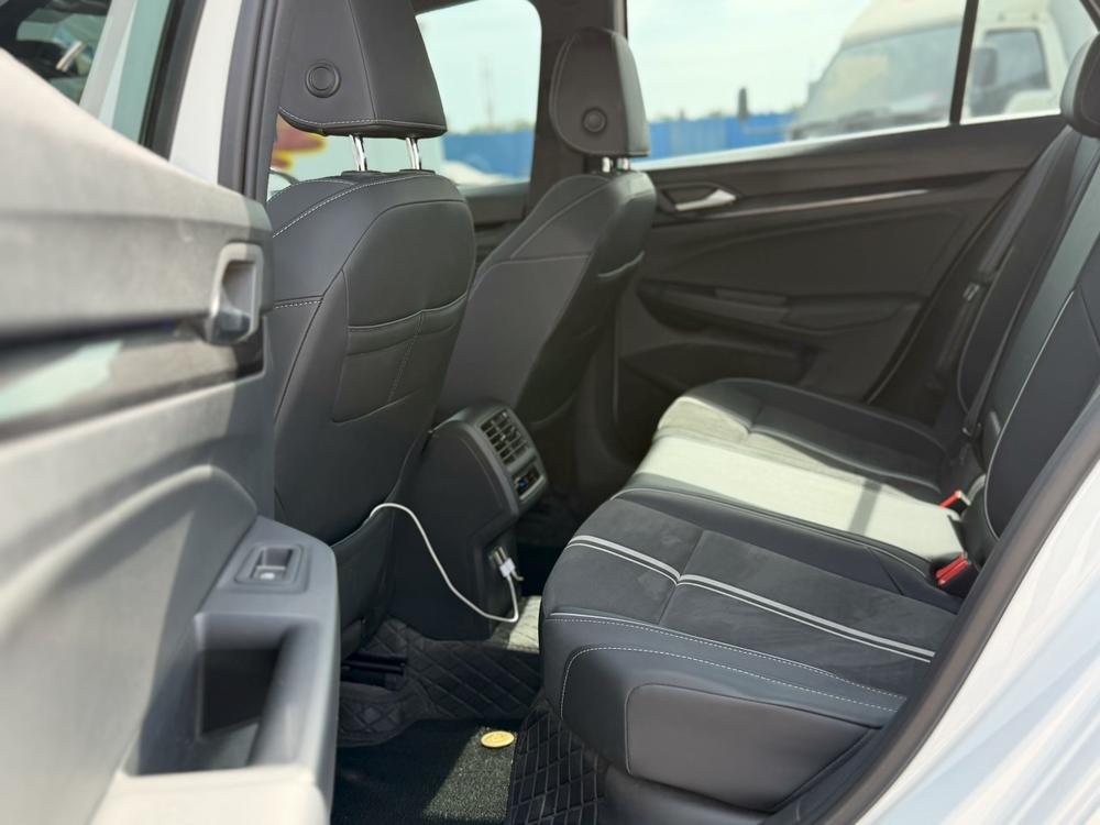 Volkswagen Golf 2024 imagen de coche #9