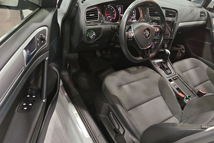 Volkswagen Golf 2019 car image #16