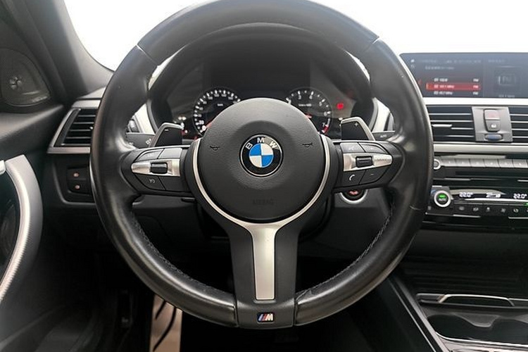 BMW 3 Series 2018 car image #11