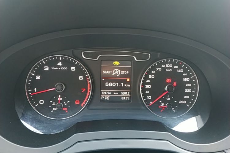 Audi Q3 2015 car image #12