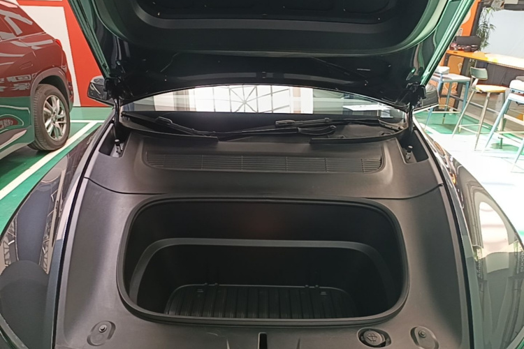Tesla Model Y 2025 immagine di auto #20