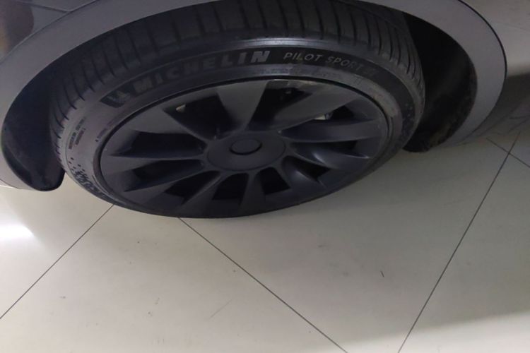 Tesla Model Y 2023 car image #9