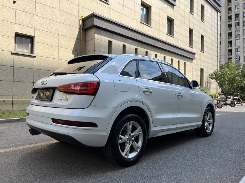 Audi Q3 2017 car image #9