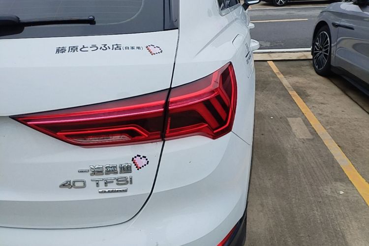 Audi Q3 2020 car image #8