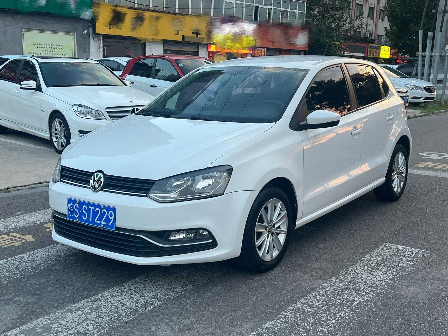 Volkswagen Polo 2015 car image 