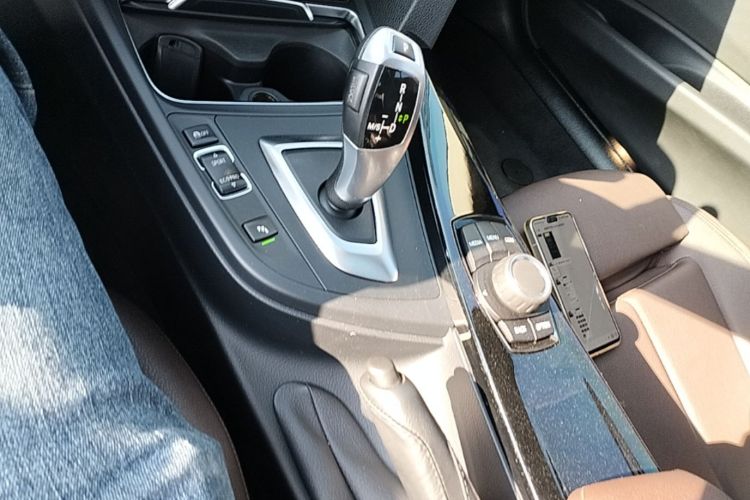 BMW 3 Series 2018 car image #14