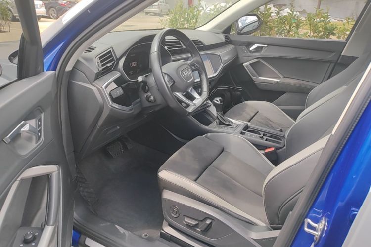Audi Q3 2020 car image #16