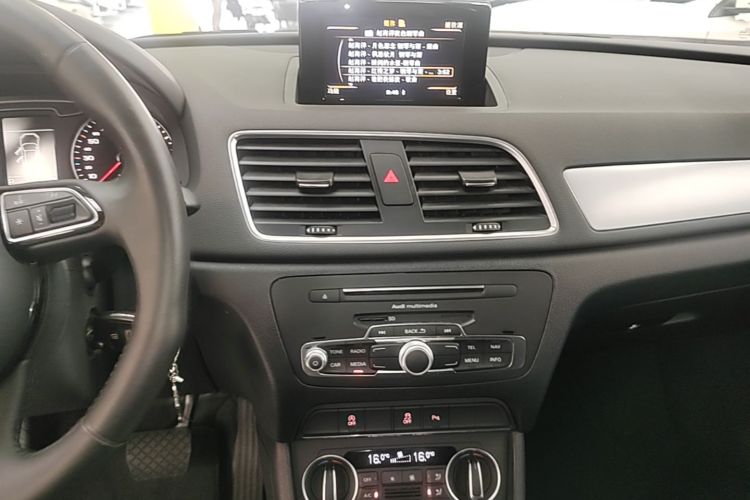 Audi Q3 2017 car image #13