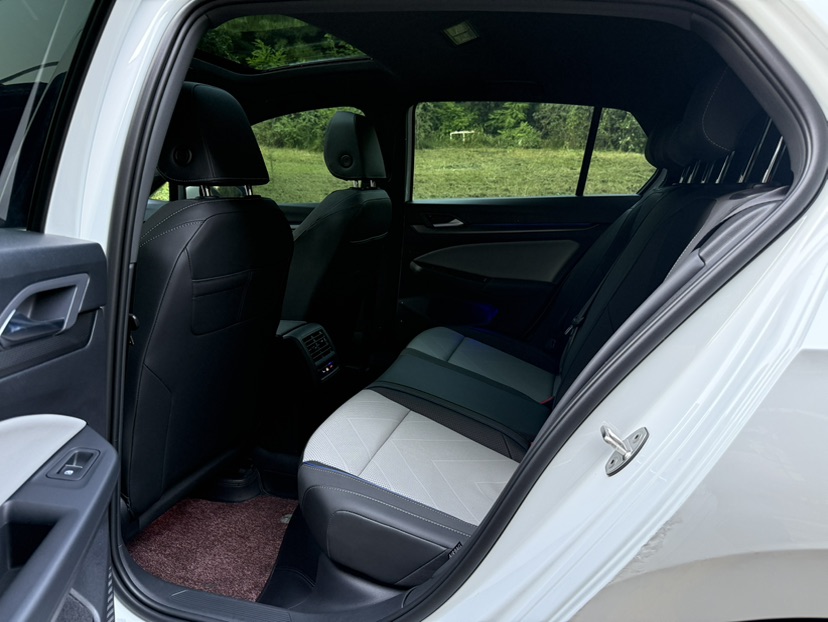 Volkswagen Golf 2025 car image #6