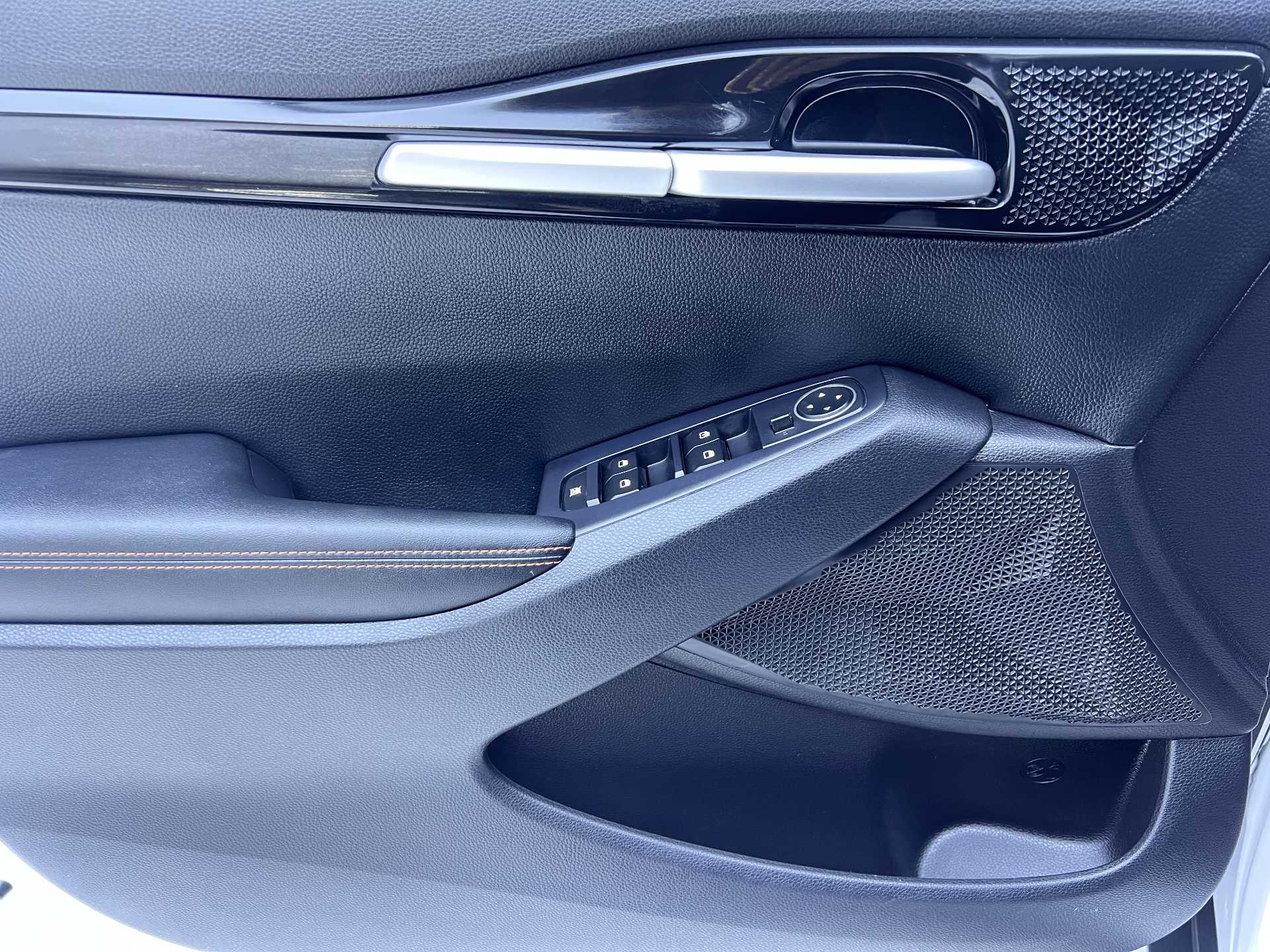 Kia Seltos 2024 car image #8