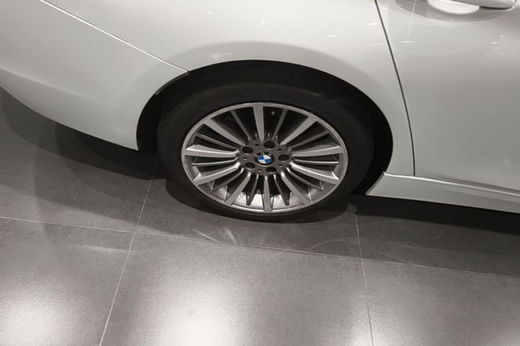 BMW 3 Series 2019 car image #10