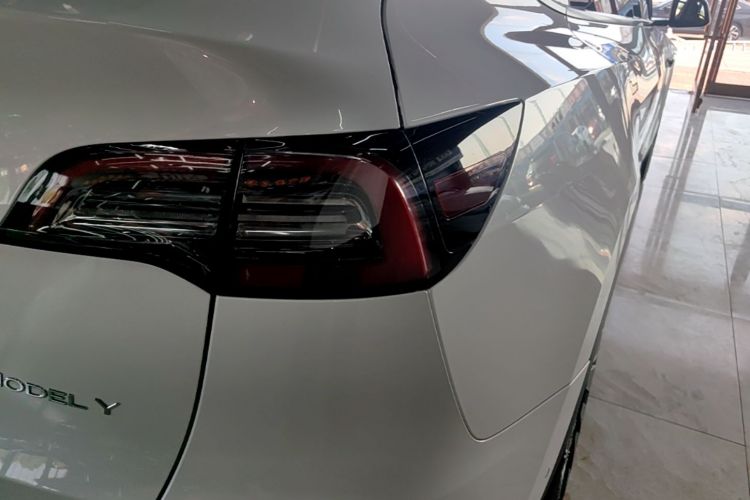 Tesla Model Y 2023 immagine di auto #8
