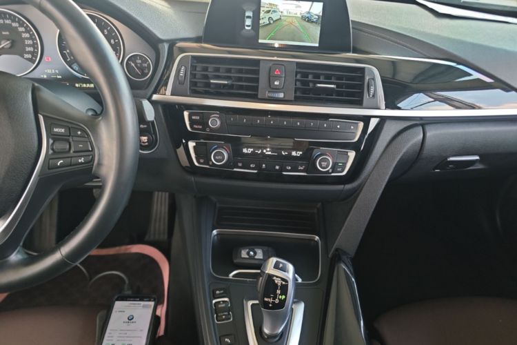 BMW 3 Series 2018 car image #13