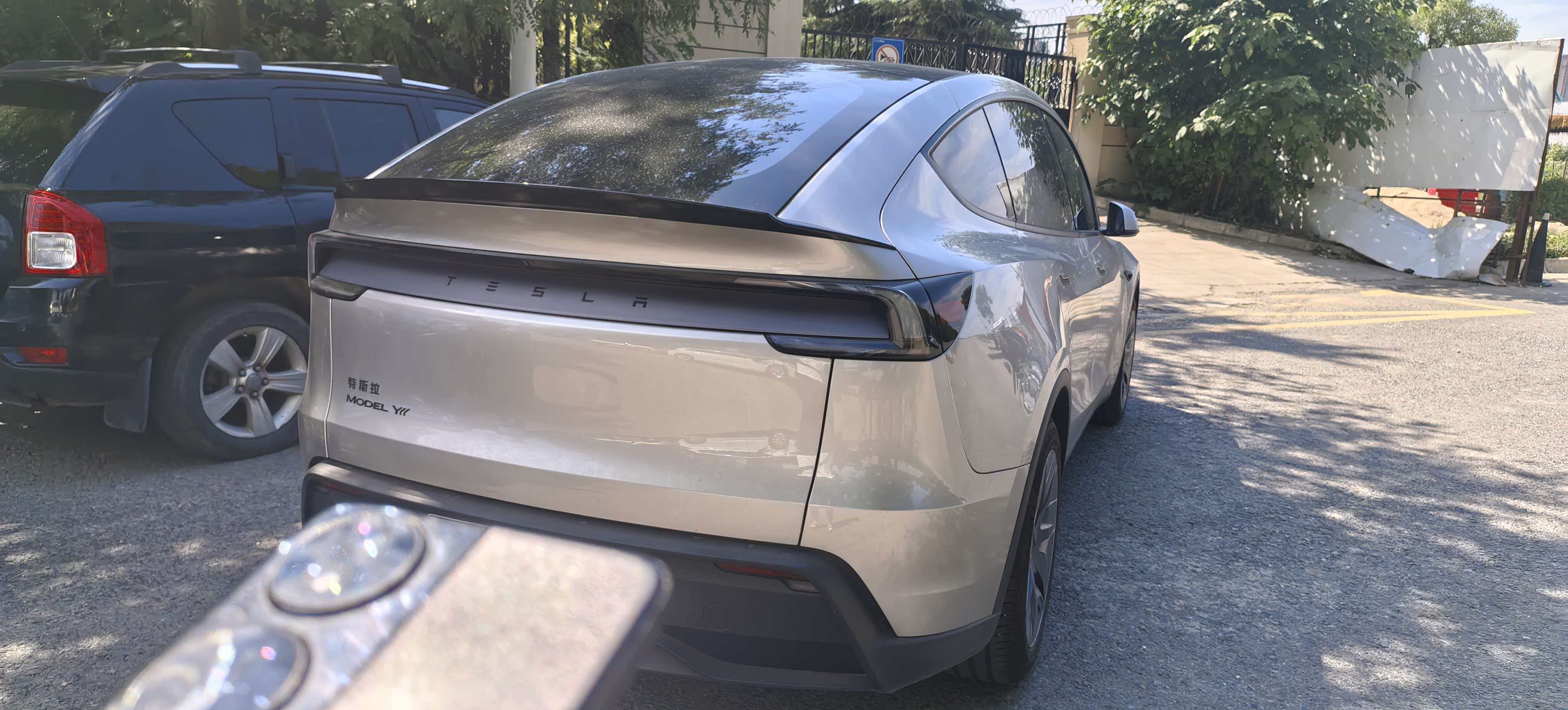 Tesla Model Y L 2026 #4 Tesla Model Y L 2026 car image #4