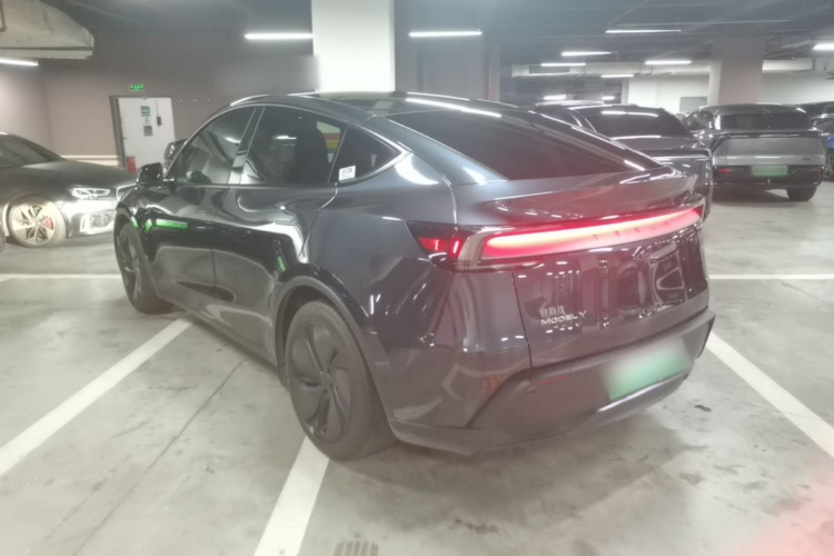 Tesla Model Y 2025 #5 Tesla Model Y 2025 car image #5