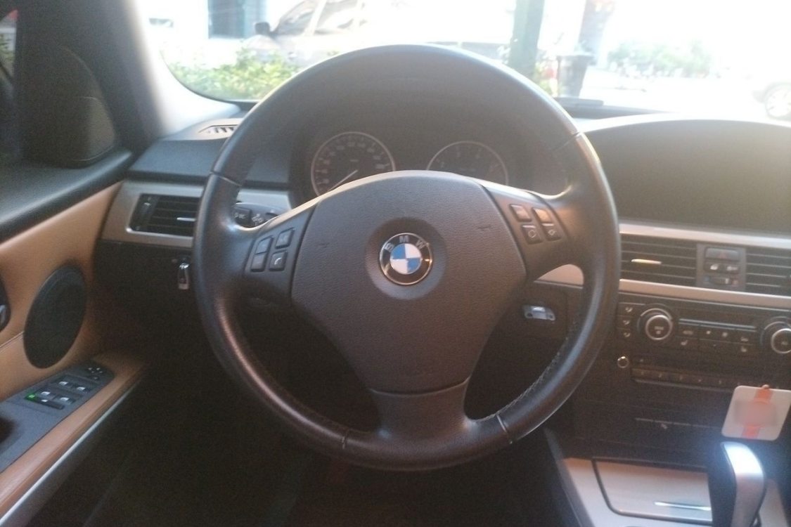 BMW 3 Series 2011 car image #24