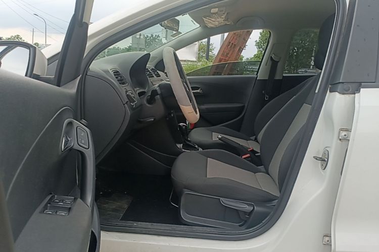 Volkswagen Polo 2016 car image #16