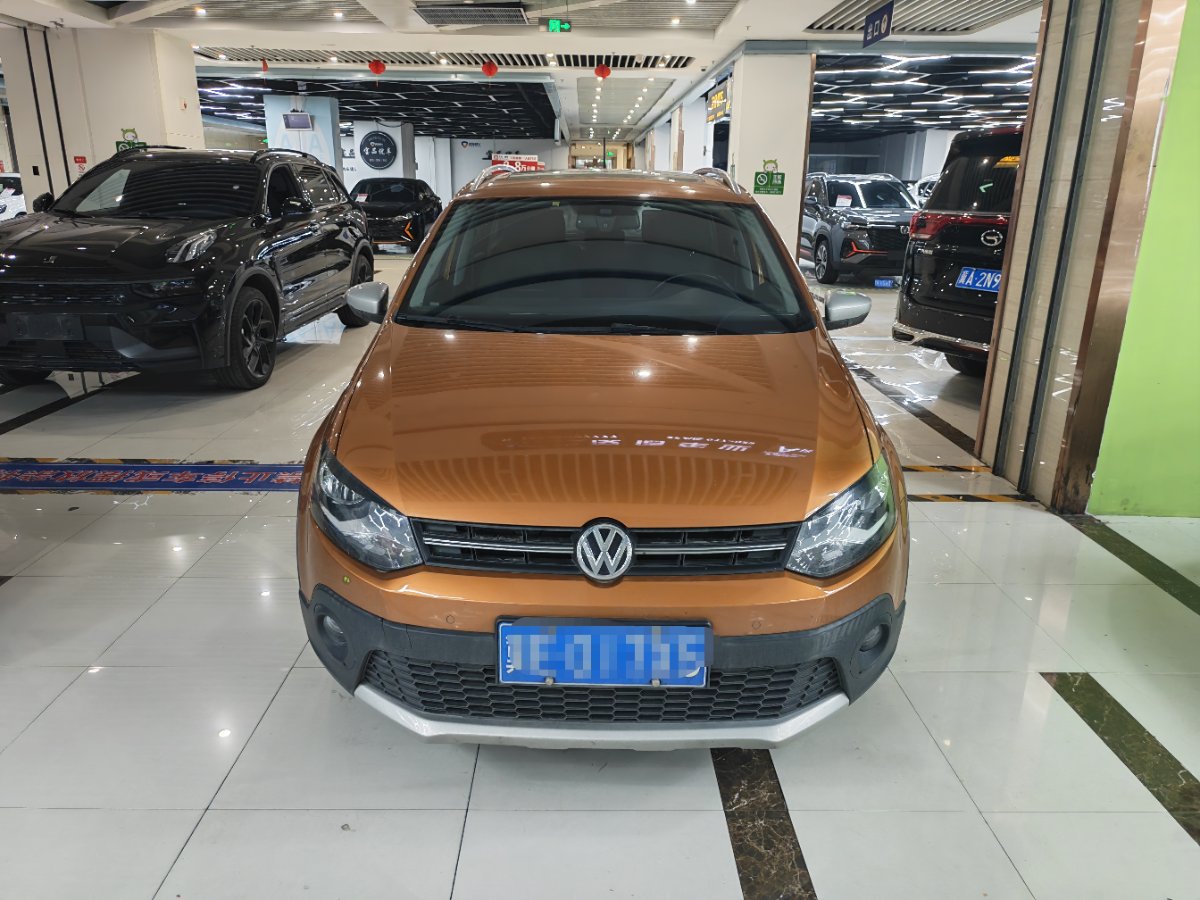 Volkswagen Polo 2015 car image #2