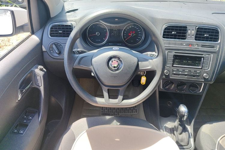 Volkswagen Polo 2015 car image #12