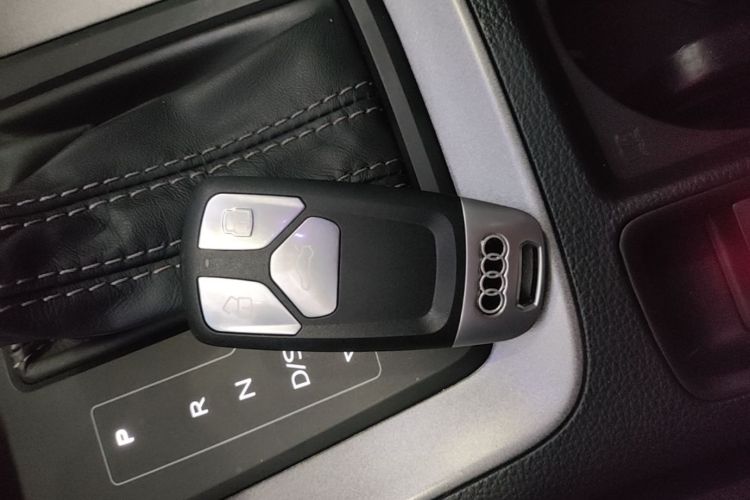 Audi Q3 2022 car image #9