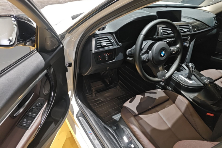BMW 3 Series 2019 car image #16