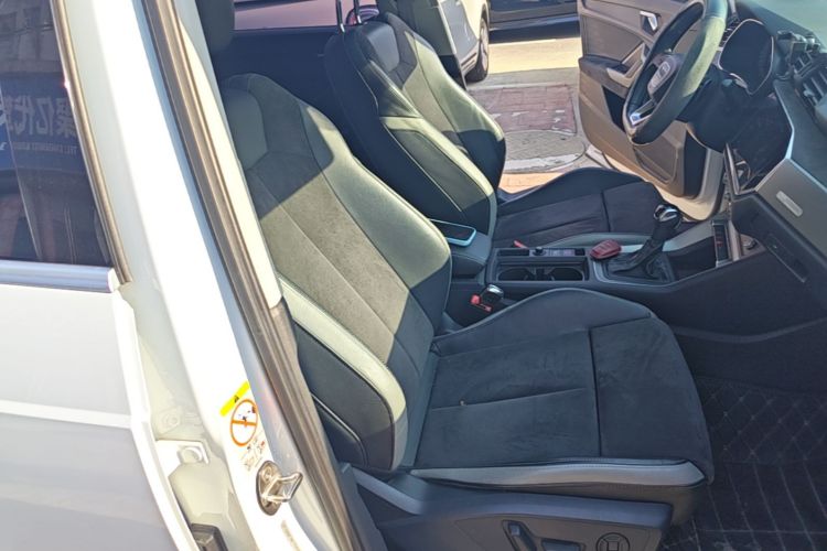 Audi Q3 2019 car image #24