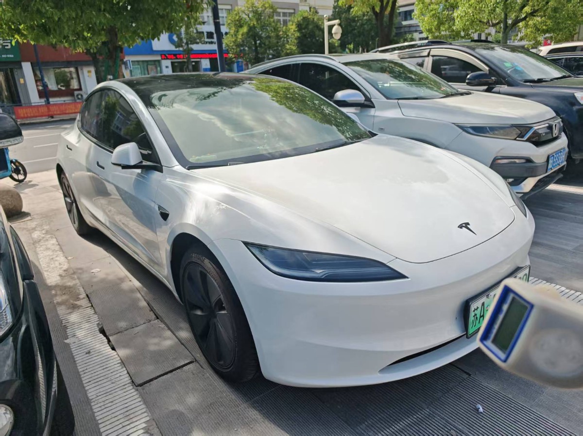 Tesla Model 3 2026 car image #2