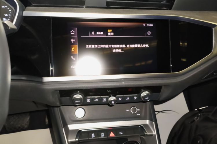 Audi Q3 2019 car image #13