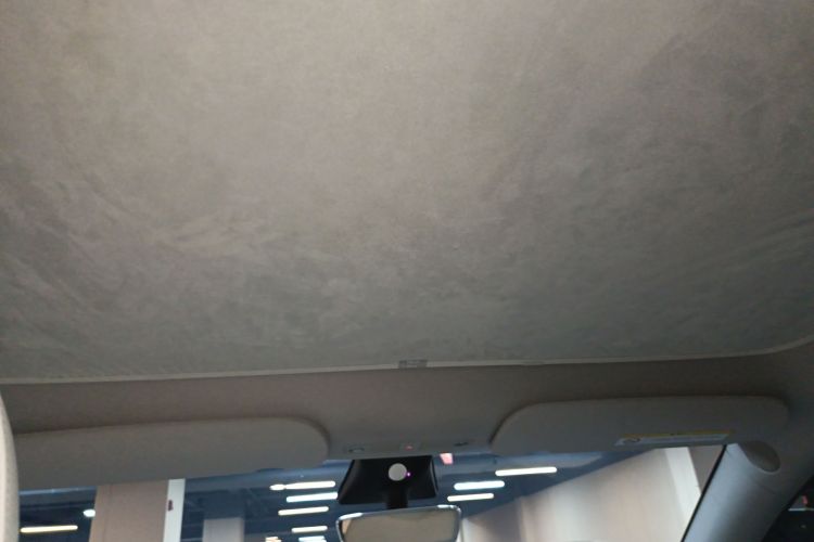 Tesla Model Y 2023 car image #18