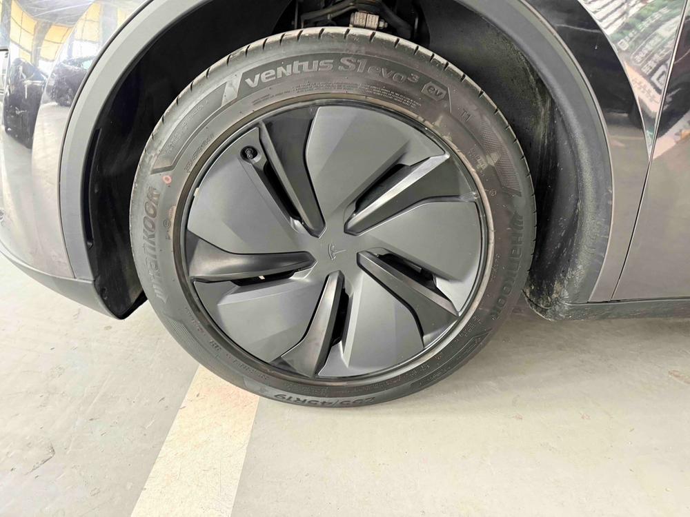 Tesla Model Y 2025 #4 Tesla Model Y 2025 car image #4