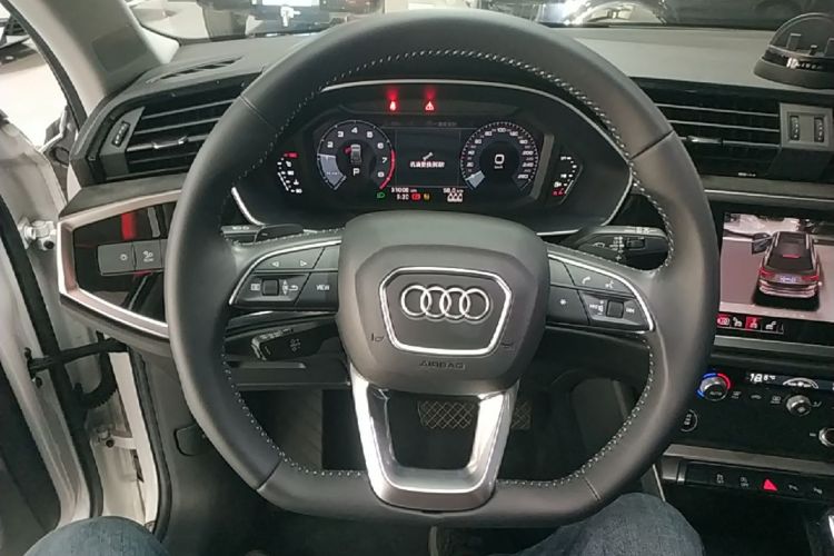 Audi Q3 2021 car image #11