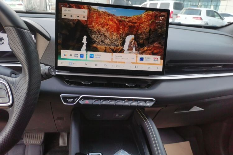 GEELY Coolray 2025 car image #13