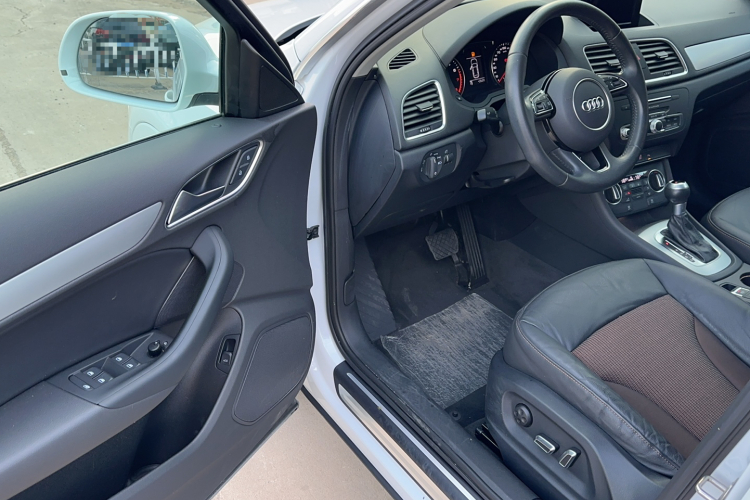 Audi Q3 2018 car image #9