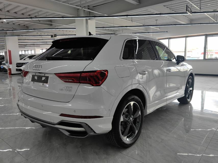 Audi Q3 2023 car image #4
