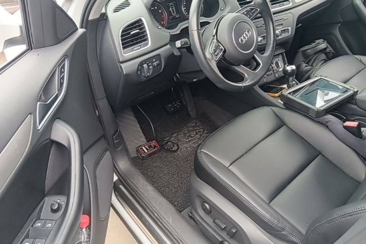 Audi Q3 2016 car image #12