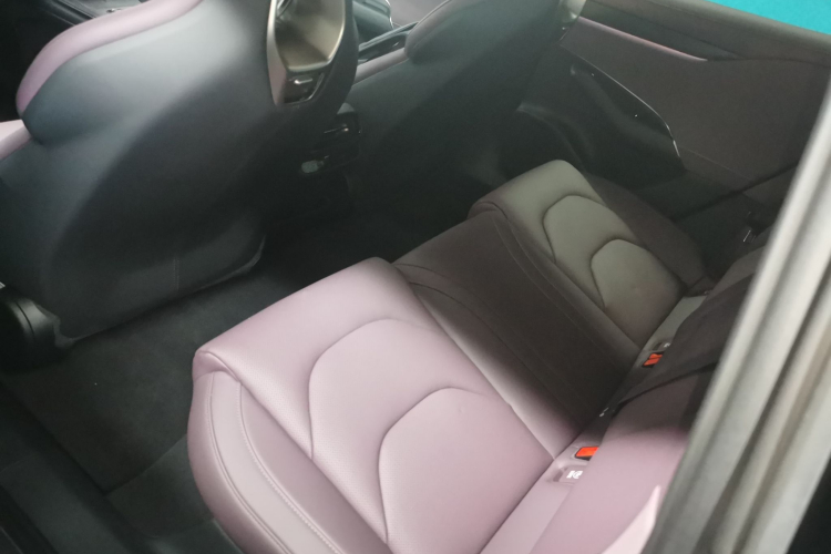 MI SU7 2025 immagine di auto #17