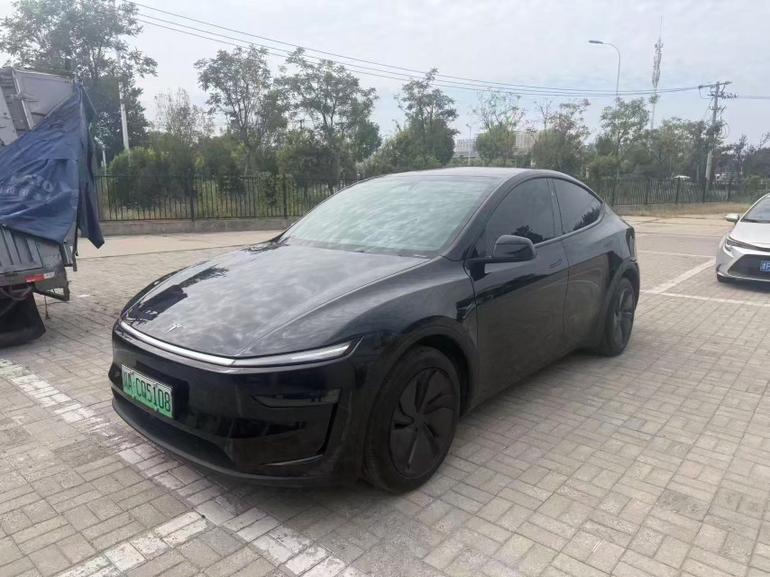 Tesla Model Y 2025 #3 Tesla Model Y 2025 car image #3